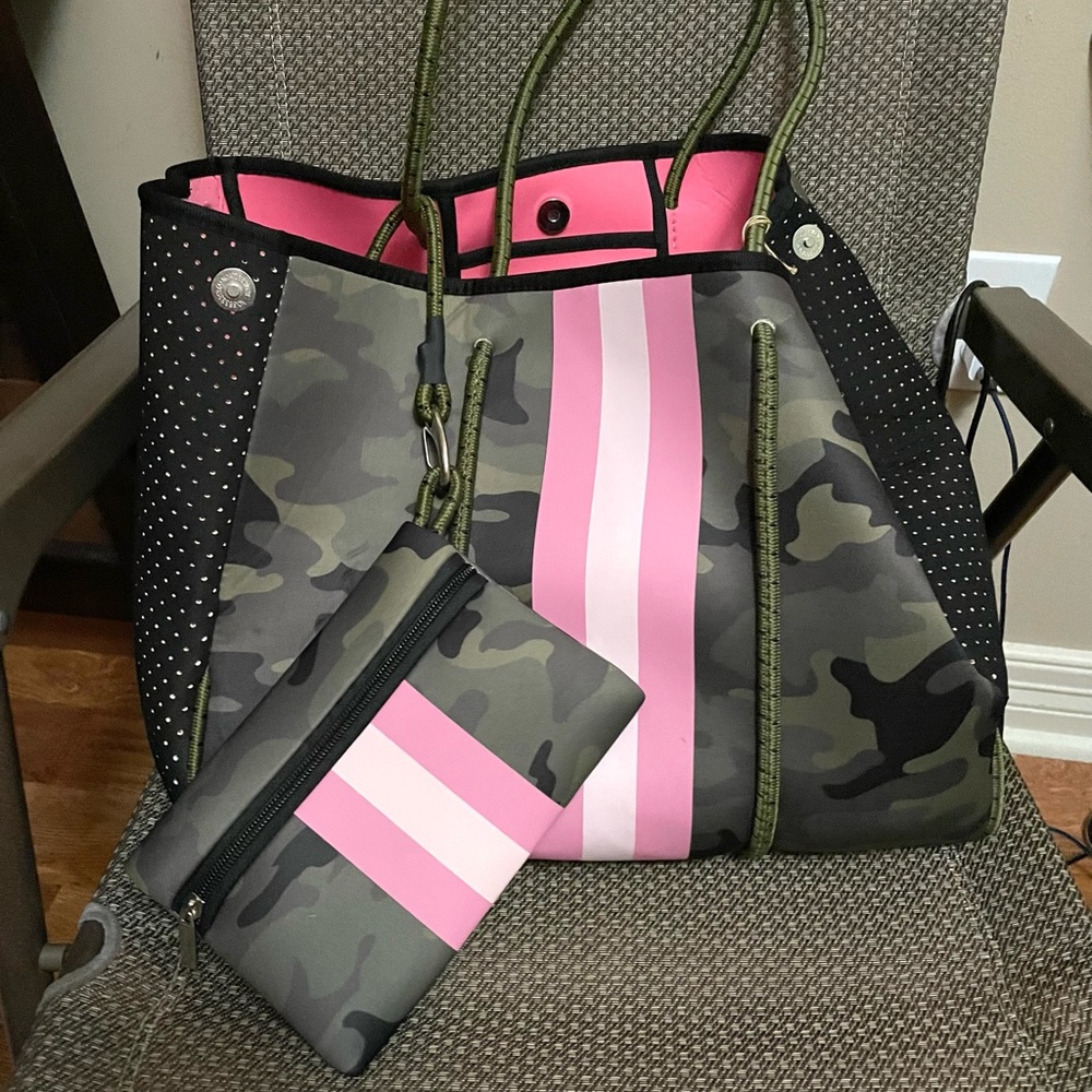 New- Neoprene tote 👜